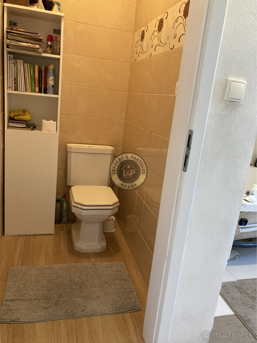 PREDAJ veľký 6izbový rodinný dom Bezenye. - 15