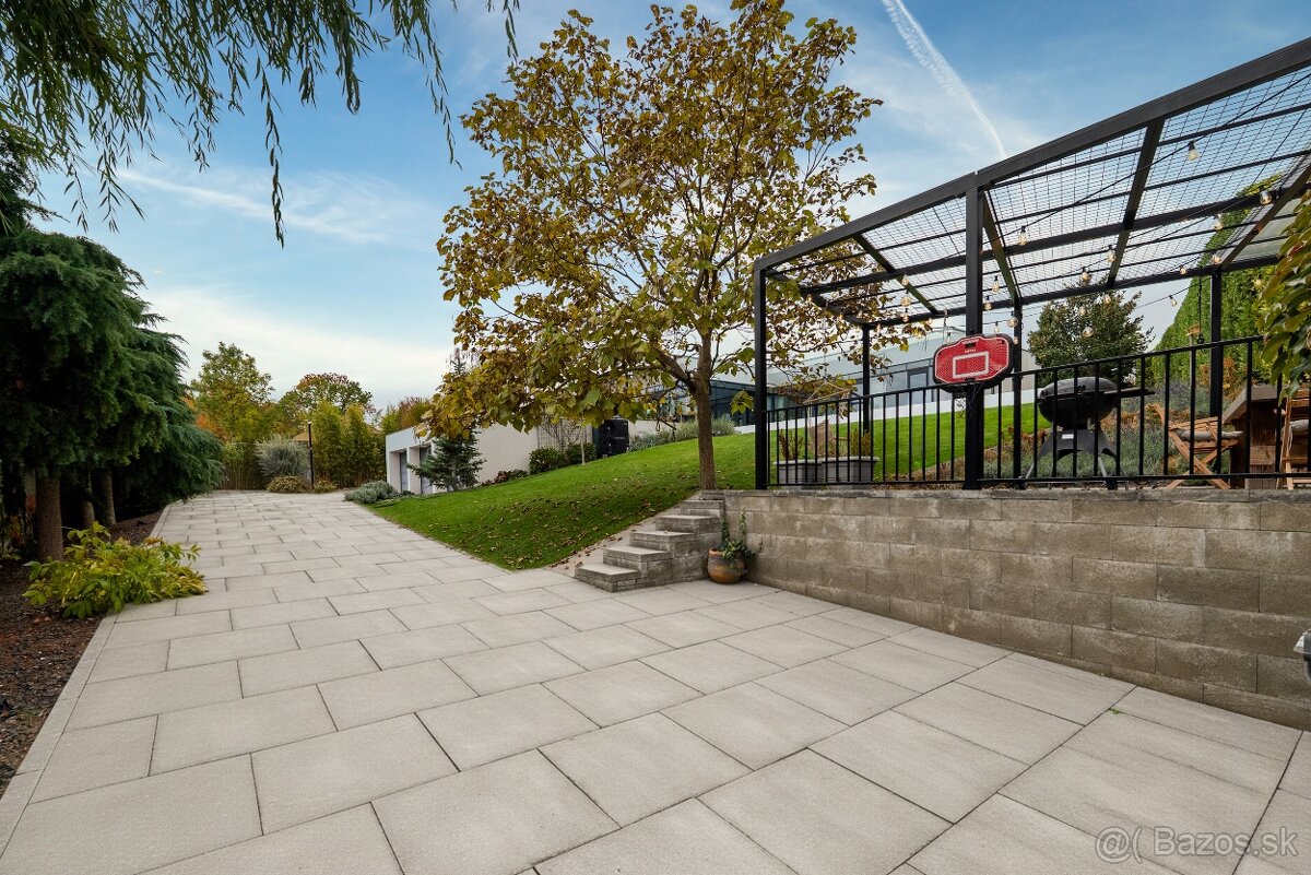 Nadštandardný 4-izbový rodinný dom s bazénom, výhľadom a súk - 15