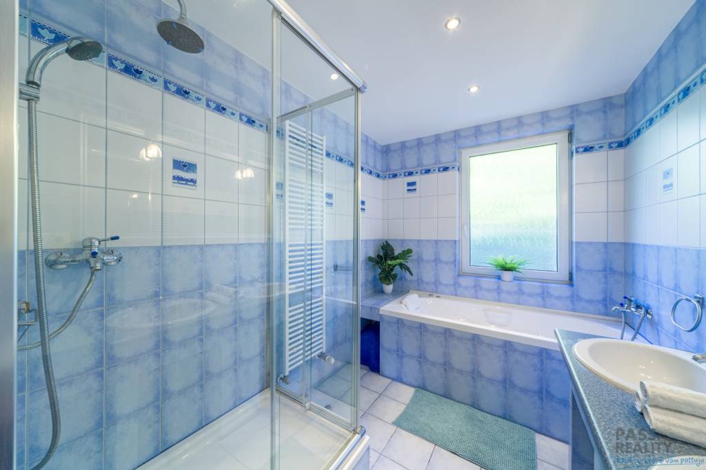 Rodinný dom s podkrovím, 2-garážou, parking, vírivka v srdci - 15