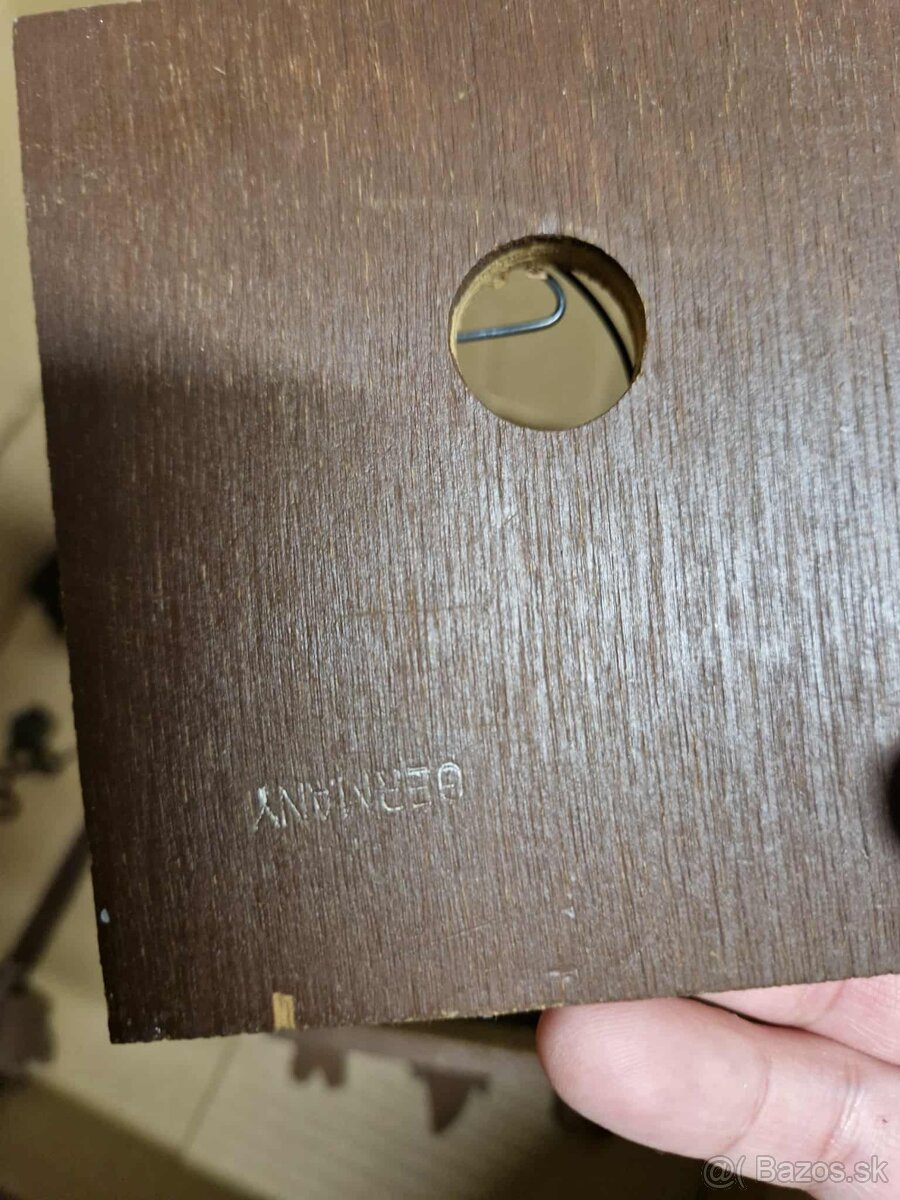 Dvoje nástenné hodiny - 15