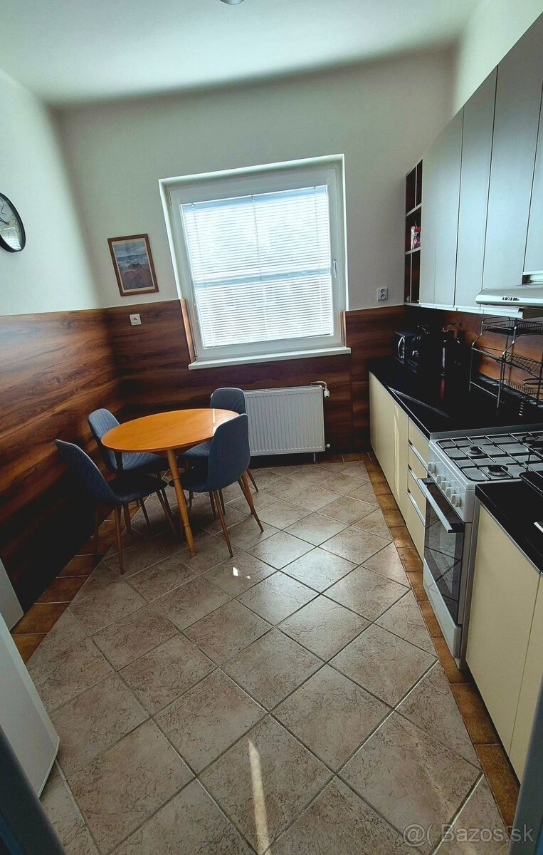 Na prenájom zariadený svojpomocný byt /93m2/ s garážou, KN - 15