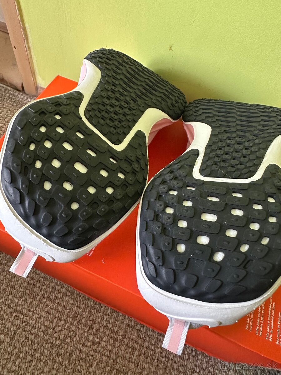 Bežecké tenisky Nike Invincible Run 3 - 15