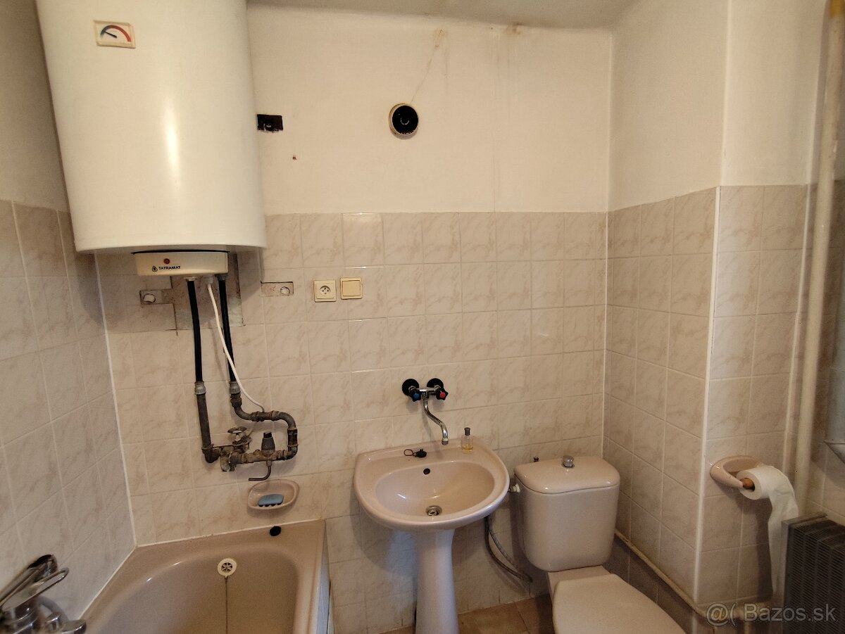 RD v HLOHOVCI - tichá lokalita, rovinatý, oplotený pozemok - 15