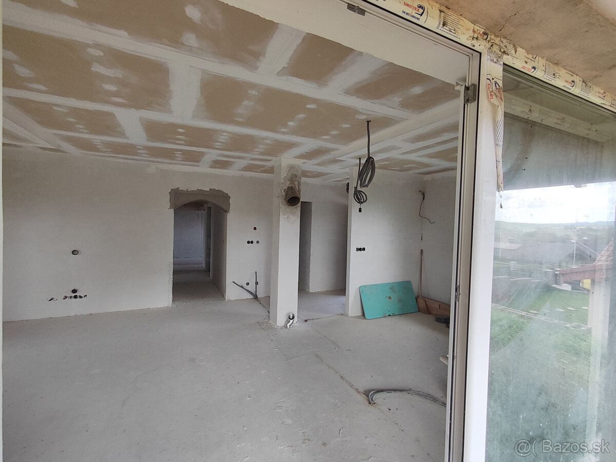 Rozostavaný 4 izbový rodinný dom na veľkorysom pozemku 1050 - 15