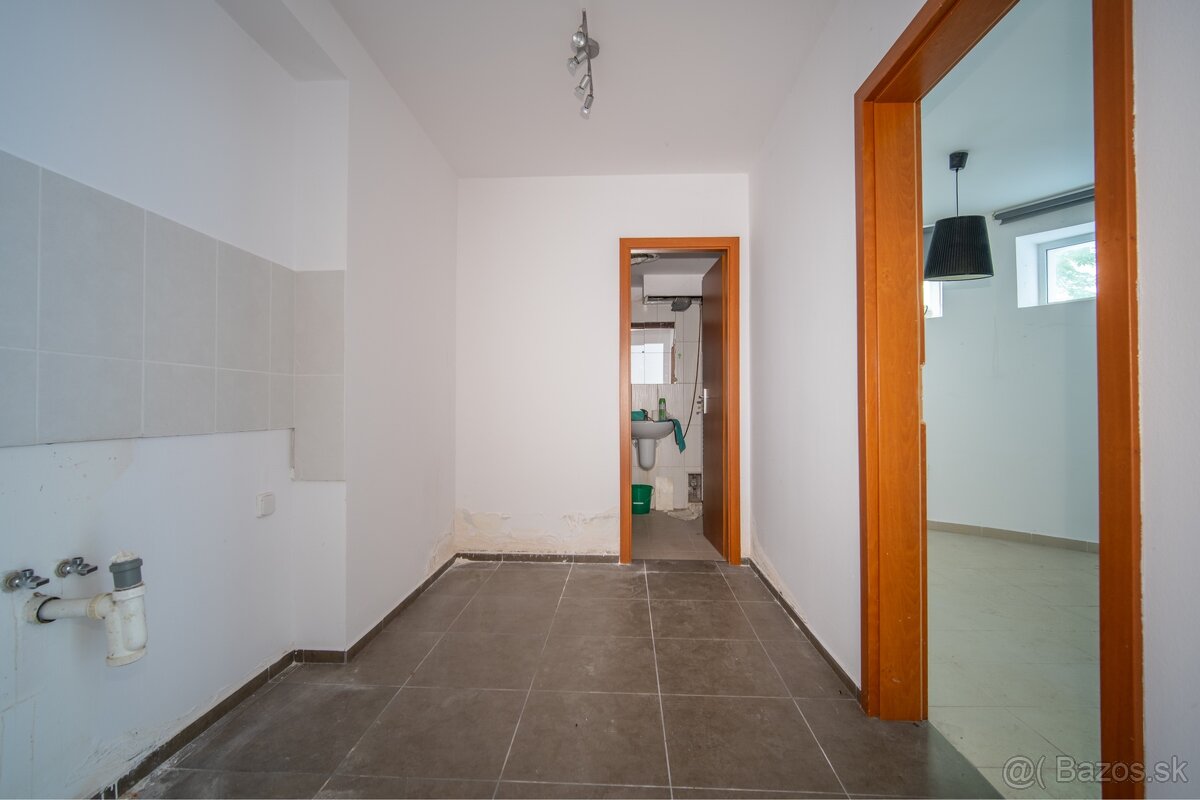 Obchodný priestor, kancelárie, byt 636 m2, v centre mesta BA - 15