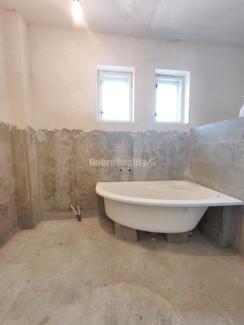 Priestranný ,slnečný rodinný dom v pôvodnom stave , vhodný n - 15