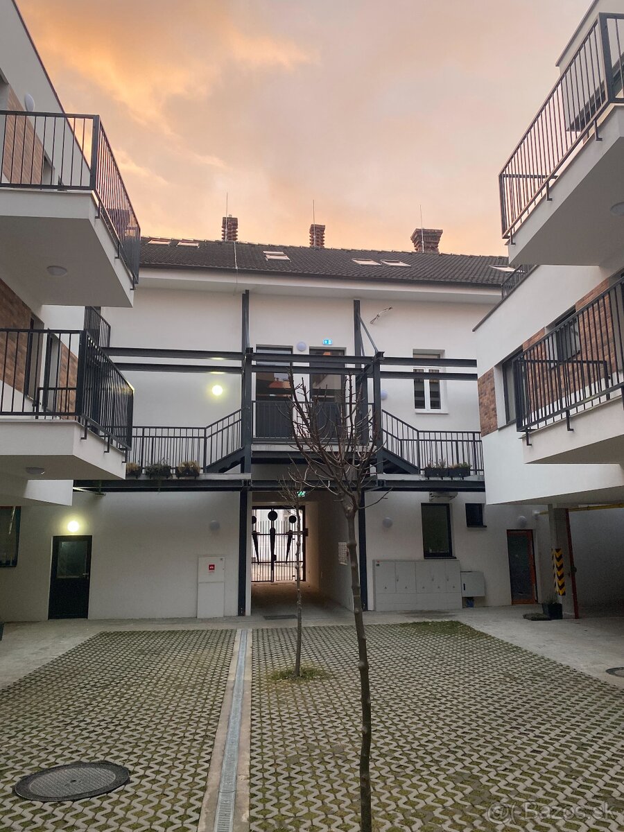 Dizajnový 2-izbový byt, balkón - Trnava, centrum - 15