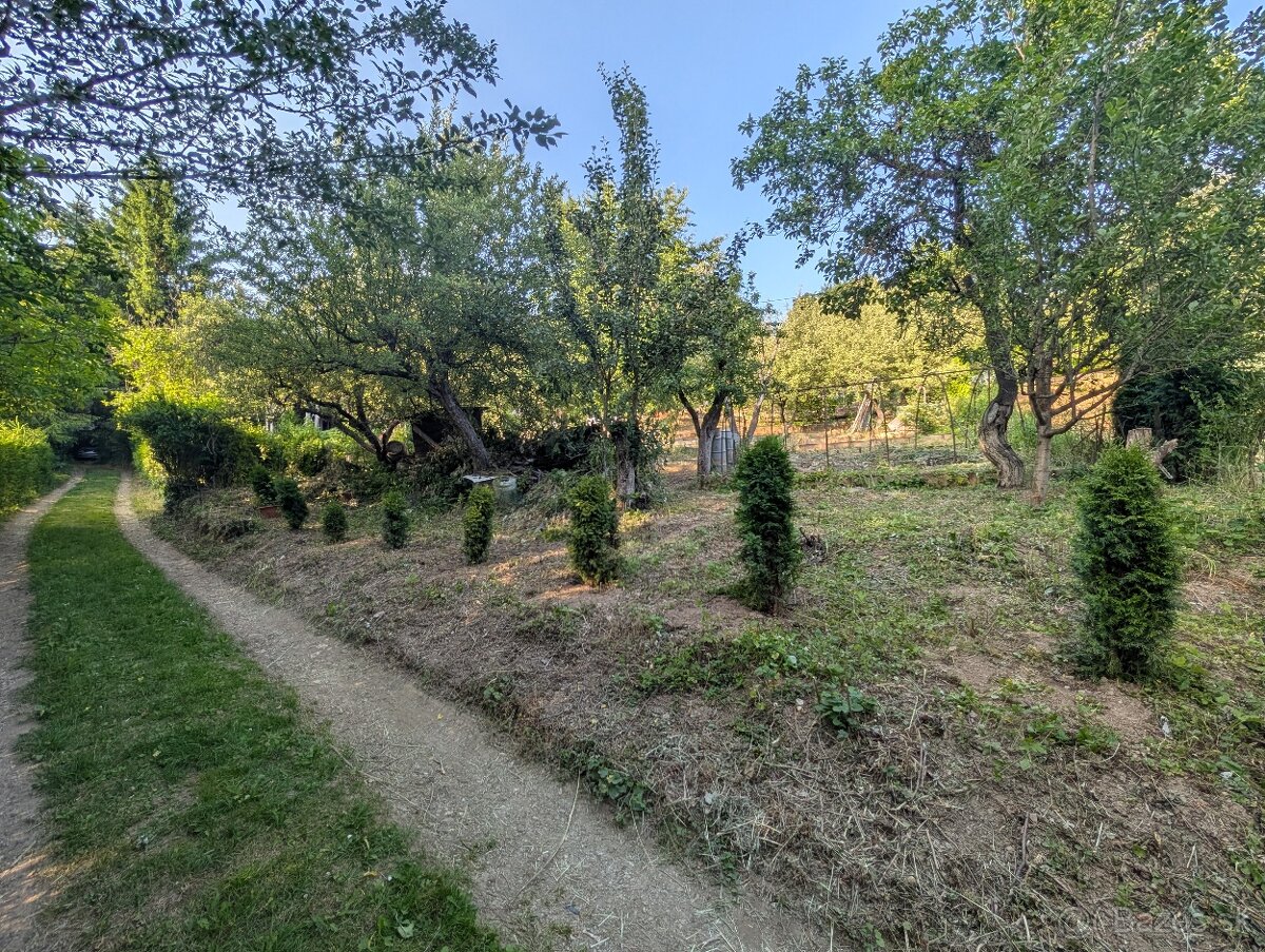 Murovaná chatka so záhradou - 15