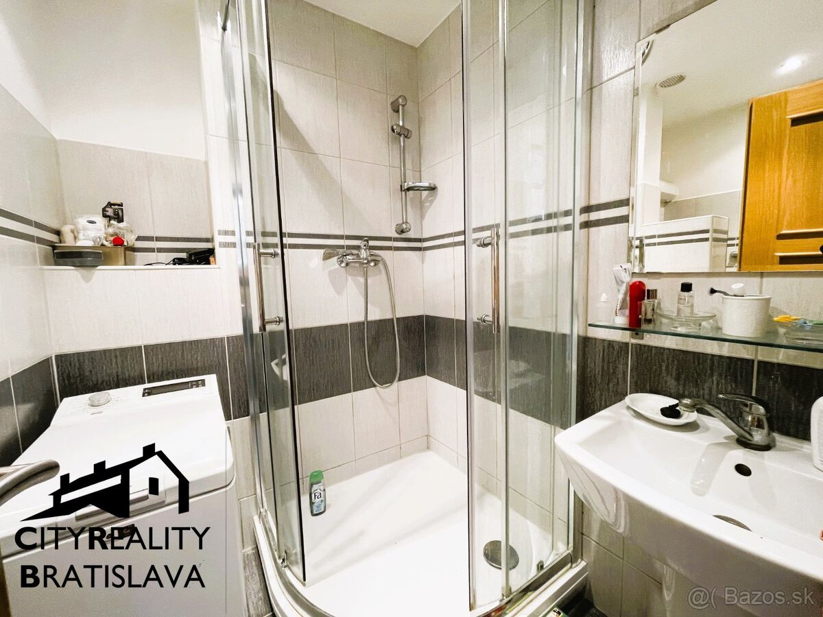 Výnimočný 3-izbový byt s veľkou presklenou terasou v srdci P - 15