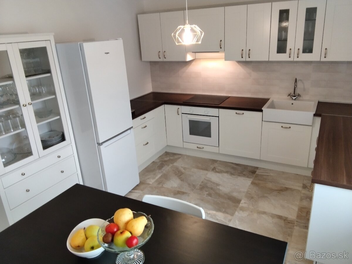 Na predaj areál, pozemok a dva domy v - 15