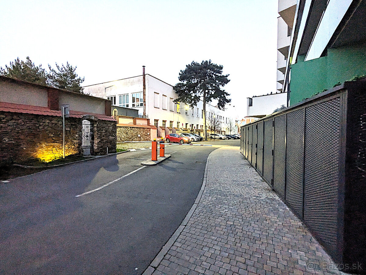 Vnútorné parkovacie miesto blízko Centra, Strojárenská - 15