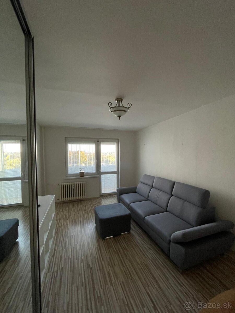 REZERVOVANY- 1,5-izbový zariadený byt na prenájom vo VT - 15