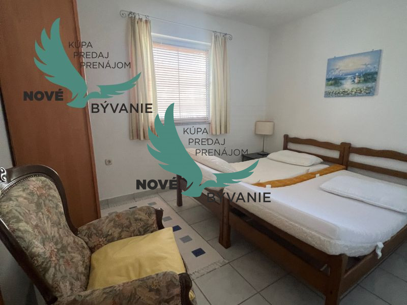 Dom s troma apartmánmi blízko mora v Chorvátsku - 15