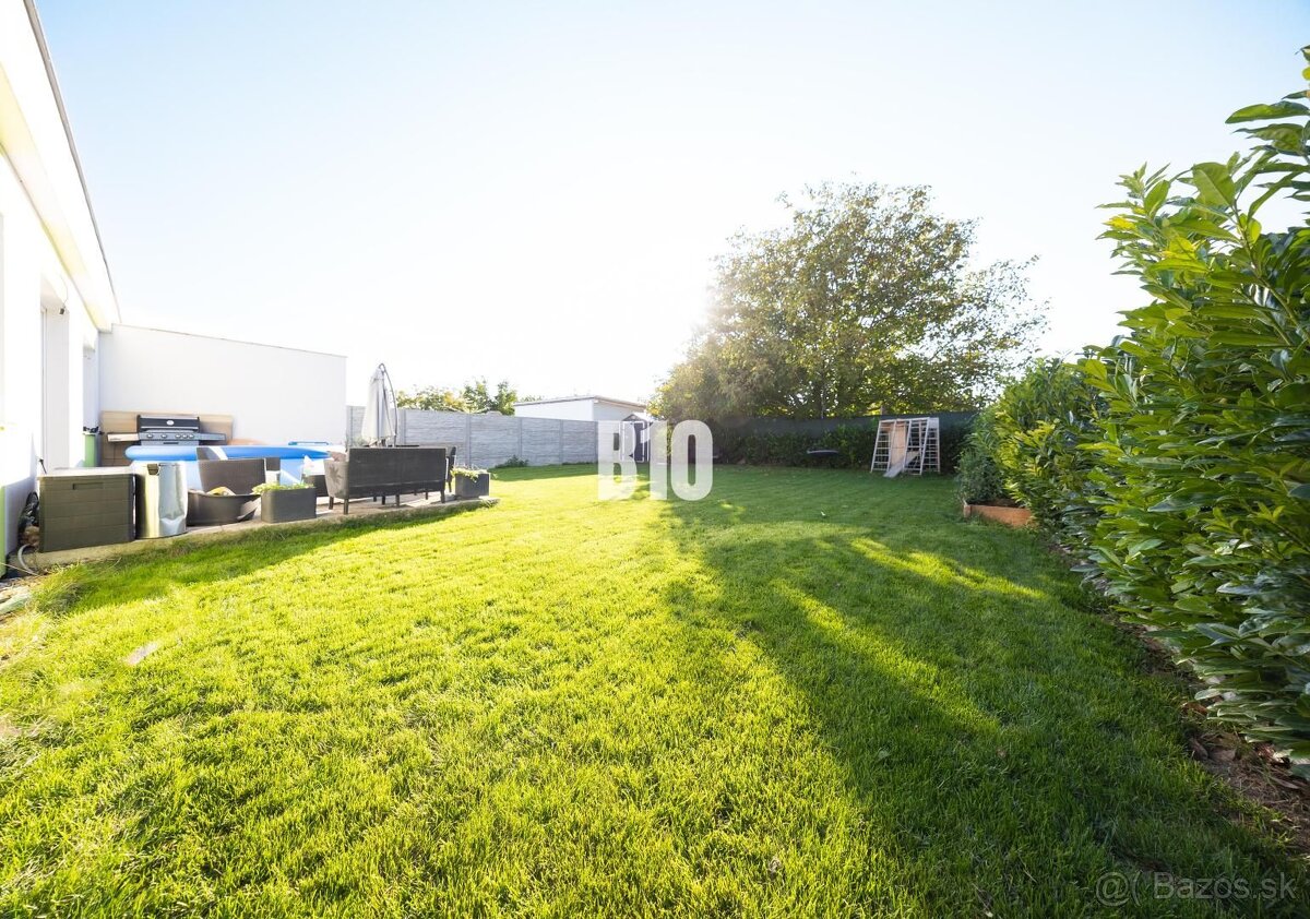 PRIESTRANNÝ 4 IZBOVÝ DVOJDOM V TICHOM PROSTREDÍ SLEPEJ ULICE - 15