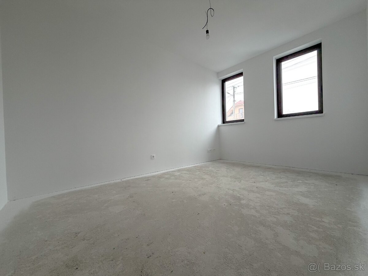 MODERNÝ DVOJDOM V POVODE- VEĽKÝ POZEMOK - 15