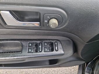Predám Volkswagen Golf 1.9 SDI...Klíma,8xgumy,malá spotreba - 15