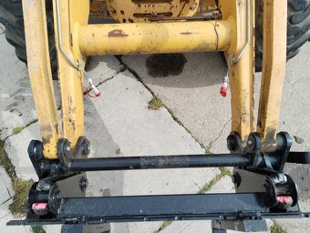 rýchloupínač a paletovacie vidly na traktorbáger komatsu WB - 15