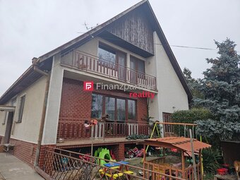 Znížená cena - Na predaj starší dvojgeneračný dom s veľkým p - 15