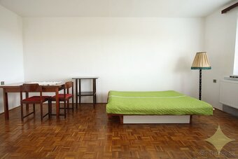 Priestranný rodinný dom v tichej ulici obce Chrastince, okre - 15
