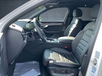 Volkswagen Touareg R-Line Black Panorama Matrix AHK ACC Nav - 15