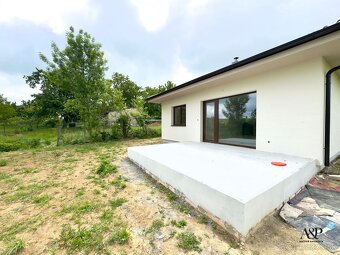 NOVOSTAVBA 4 IZB. RODINNÉHO DOMU, POZEMOK 807M2, HLBOKÉ, okr - 15