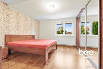 Rodinný dom s veľkým pozemkom,  s prekrytým bazénom,  s  alt - 15