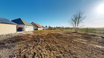 Stavebný pozemok so stavebným povolením s 2 - izbovým rodinn - 15