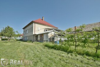 Ponúkame na predaj rodinný dom s garážou a veľkým pozemkom v - 15