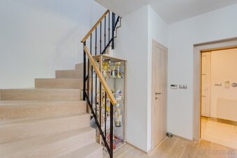 Predám štýlový 6-izbový rodinný dom blízko BA - 15