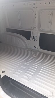 VOLKSWAGEN CADDY MAXI 2,0TDi VAN perfektní stav - 15