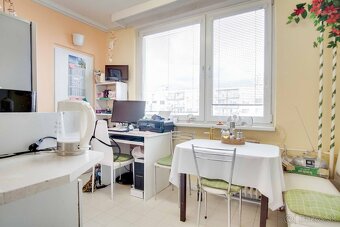 2-izbový byt prerobený na 3-izbový s balkónom blízko stanice - 15