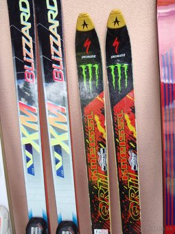 Lyžařská výbava - 9 párů lyží, hůlky, boty - 15