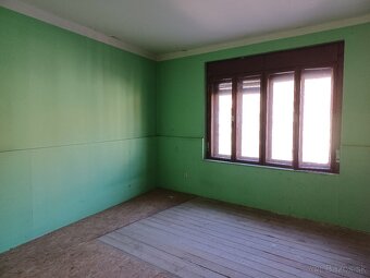 Budova s veľkým potenciálom v centre Modrého Kameňa - 15