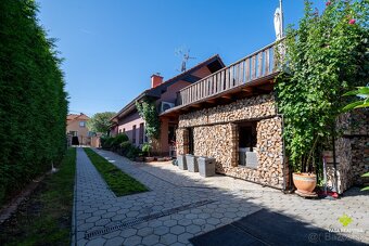 Štýlový a priestranný rodinný dom v slepej ulici s bazénom - 15