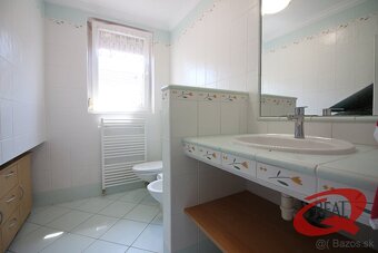 RODINNÝ DOM V SÚKROMNEJ ULIČKE S BAZÉNOM A LETNÝM DOMČEKOM - 15