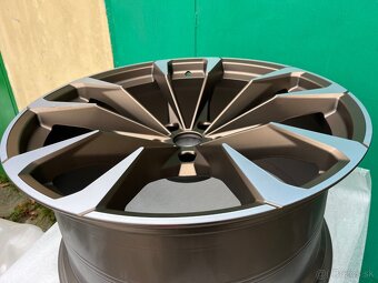 LAMBORGHINI URUS 23" Black, nové, originál  - 15