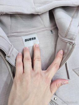 Guess cierno zlata a pudrova ruzova teplakova suprava - 15
