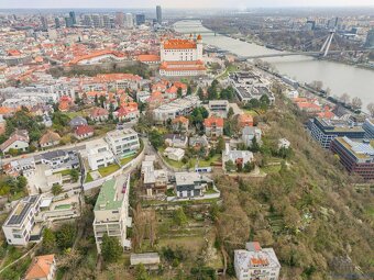 NA PREDAJ veľký 1 izbový byt s impozantnými výhľadmi na hrad - 15