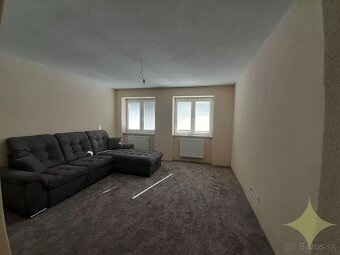 Na predaj ZREKONŠTRUOVANÝ 2-izbový byt s dvorom a GARÁŽOU v  - 15