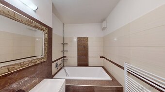 Jedinečný trojizbový byt s dvoma balkónmi v centre Malaciek- - 15