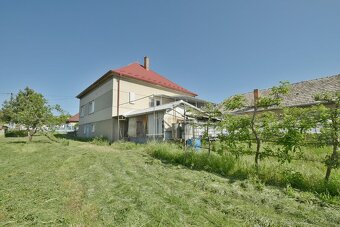 Ponúkame na predaj rodinný dom s garážou a veľkým pozemkom v - 15