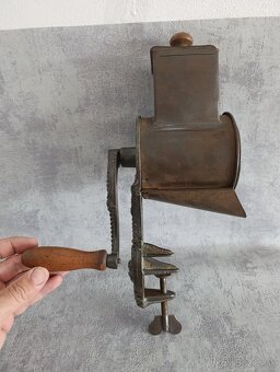 Velmi starý (cca 110-115let) krásný zdobený mlyncek na strou - 15