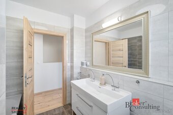 Moderný 4izbový mezanín s terasou a záhradou v srdci Rovinky - 15