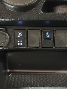 Toyota Hilux DC 2.4 I D-4D Live 4x4 odpočet DPH - 15