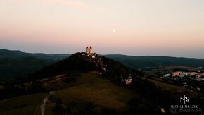 NOVÁ CENA Ponúkame Vám na predaj slnečný stavebný pozemok v - 15