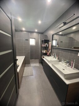 Moderný rodinný dom s veľkou terasou a bazénom - 15