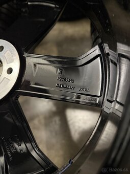 Nepoužitá zimná sada Volvo XC90 - 5x108 R22 , 275/35/22 - 15
