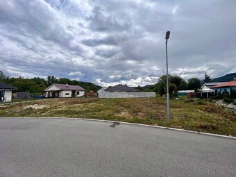 Pozemok 838m² s moderným projektom RD a stavebným povolením - 15