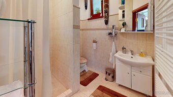 Rodinný dom s výhľadmi na hrad, 3 terasy + 2 polyfunkcie - 15