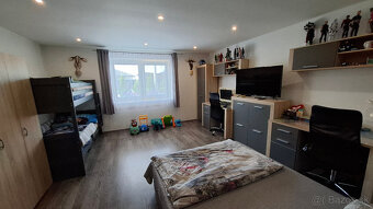 Na predaj slnečný a komfortný 4 izbový rodinný dom Senica. - 15